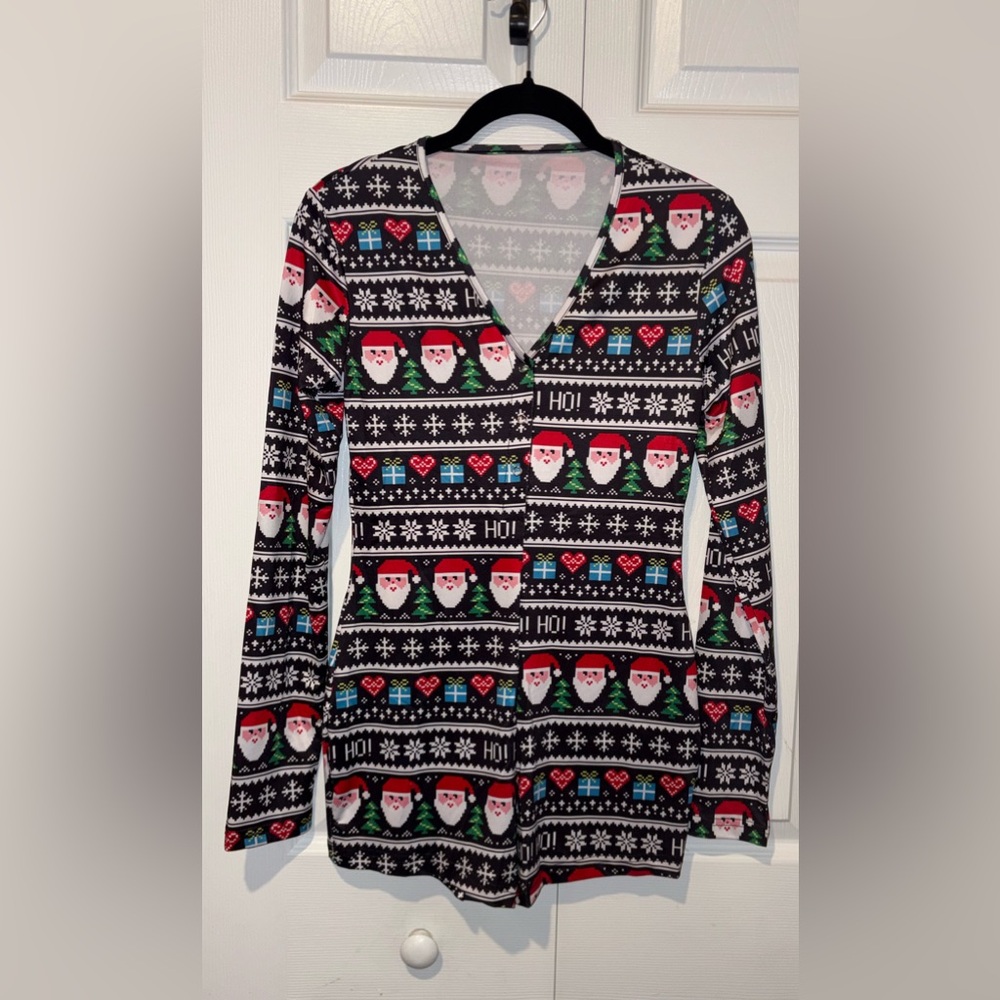 NWOT Festive Santa Long Sleeve V Neck Button Down Pajama Juniors